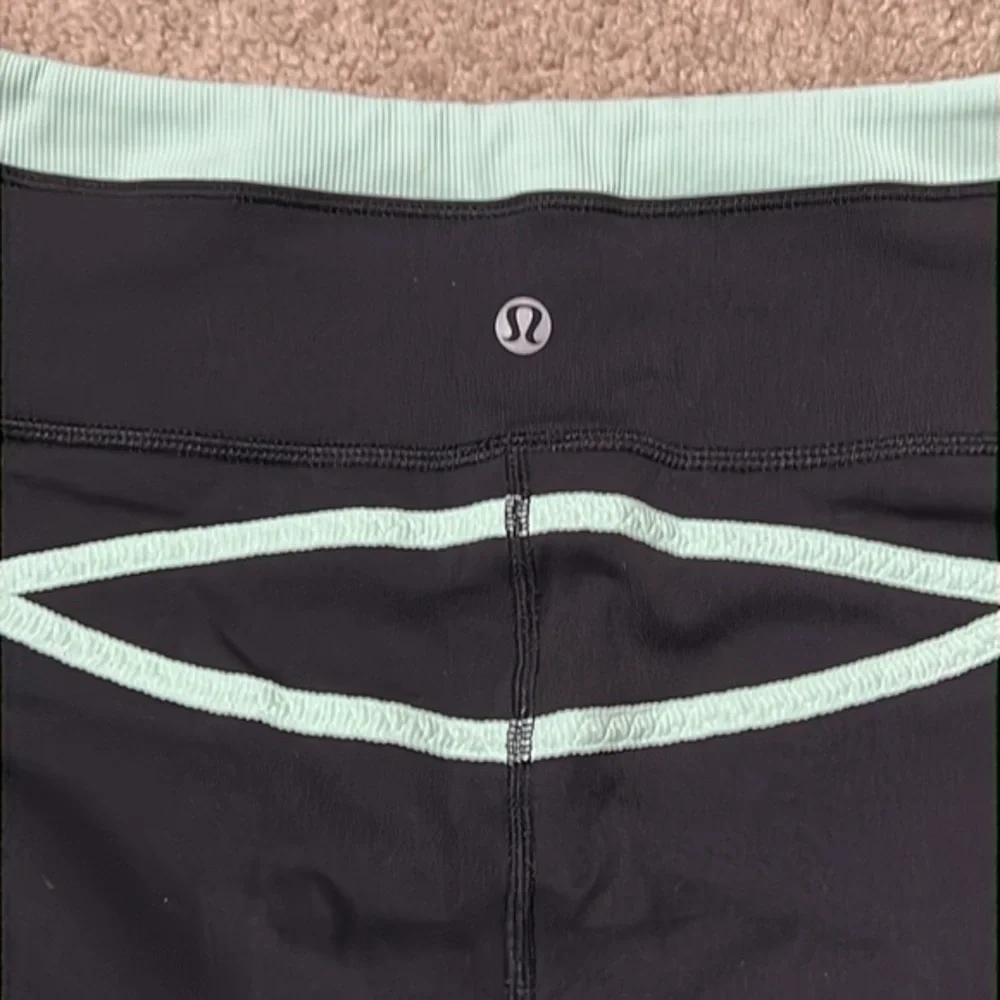 LULULEMON black & aqua yoga pants Size 6